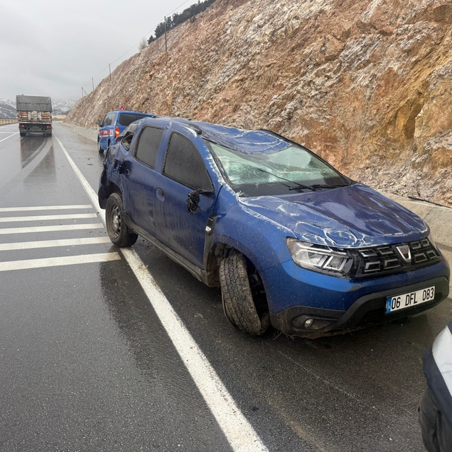 Hurdaya dönen araçta şans eseri kazayı yaralı atlattı