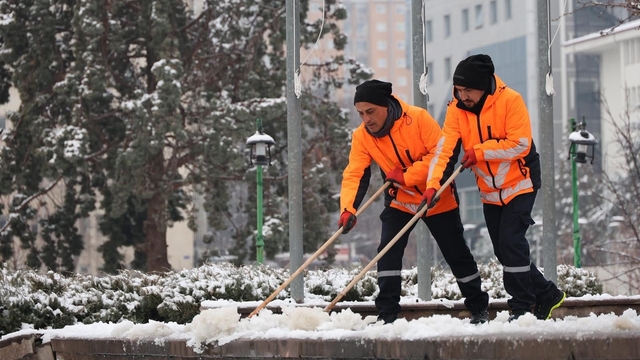 Kırıkkale'de kar yağışı sonrası kaldırımlar temizleniyor