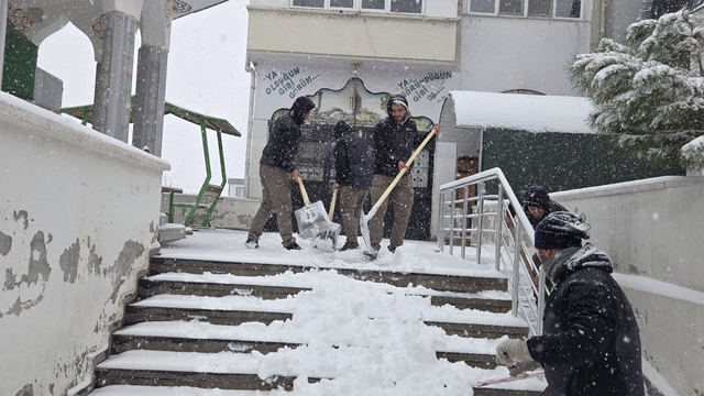 Şehitkamil'de camiler ibadete hazır
Şehitkamil'de camilerde kar temizliği