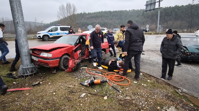 İki otomobil kafa kafaya çarpıştı: 1'i ağır, 3 yaralı
