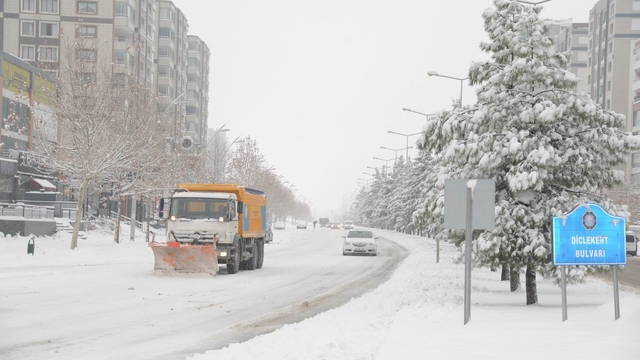 Diyarbakır'da kar yağışına karşı kesintisiz mücadele