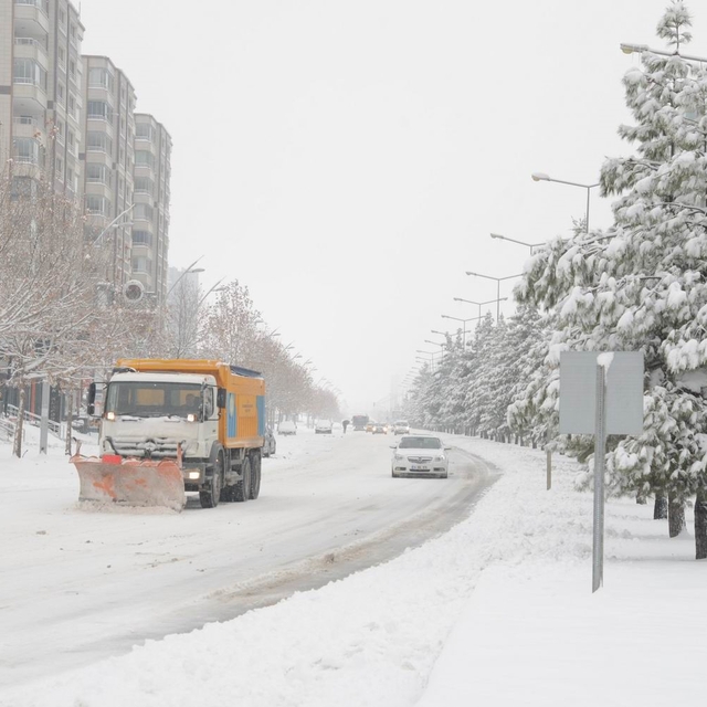 Diyarbakır'da kar yağışına karşı kesintisiz mücadele