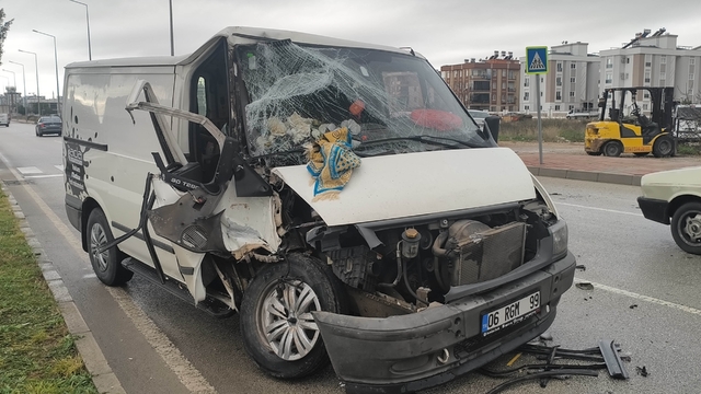 Bir anlık dalgınlıkla önünde ilerleyen kamyonete çarptı: 3 yaralı
Kaza anı güvenlik kamerasına yansıdı