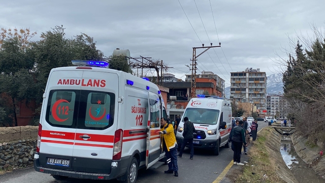 Osmaniye'de otomobille çarpışan motosiklet kanala düştü: 2 yaralı