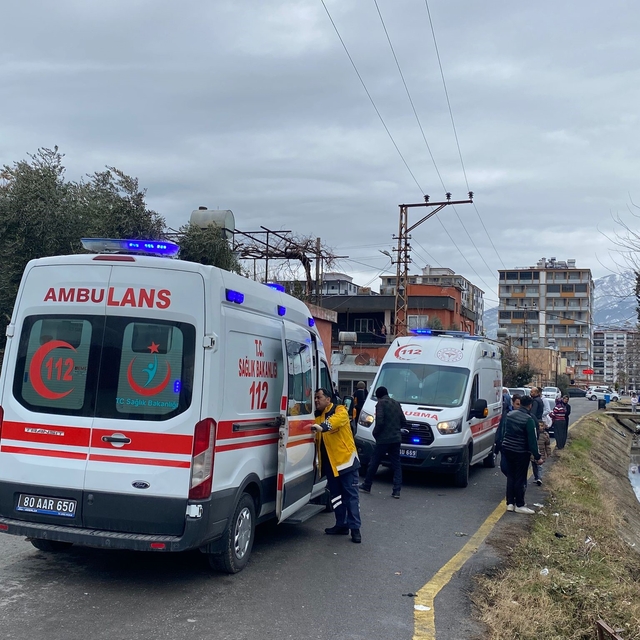 Osmaniye'de otomobille çarpışan motosiklet kanala düştü: 2 yaralı