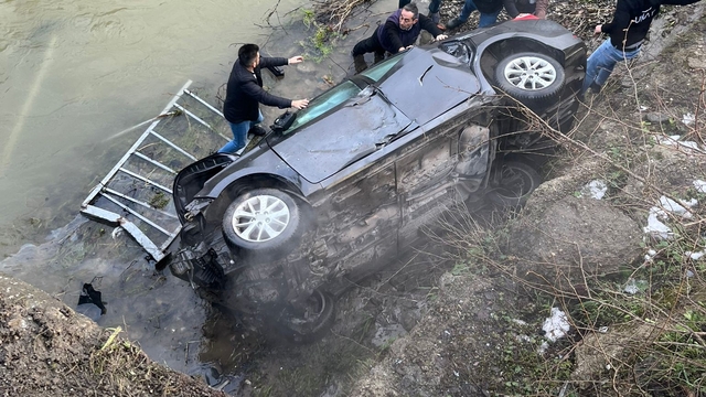 Zonguldak'ta kontrolden çıkan otomobil 20 metreden dereye uçtu; 1 yaralı