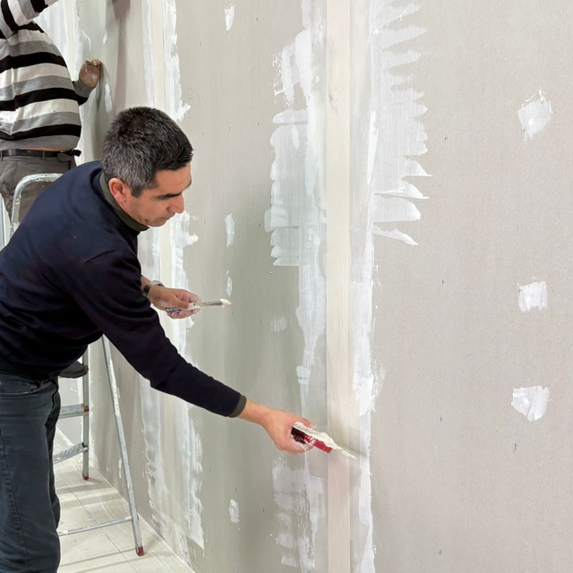 MYO müdürü okuldaki tadilat işlerini kendi elleriyle yapıyor