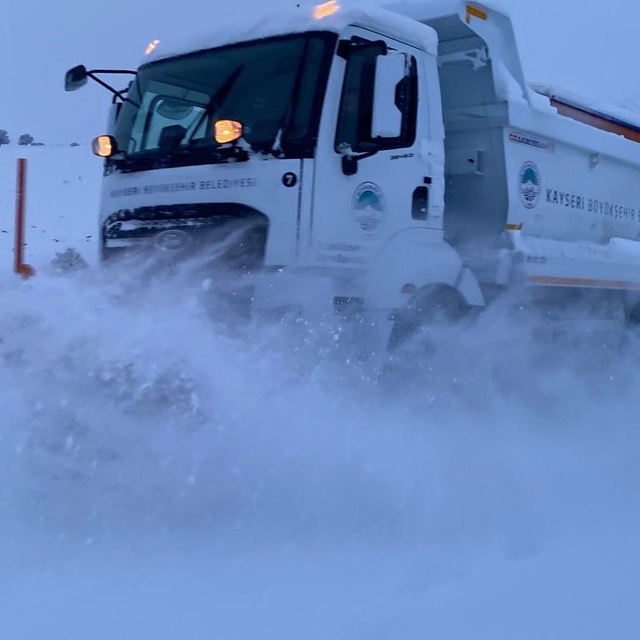 Kayseri Büyükşehir 10 ilçede 155 kırsal mahalle yolunu ulaşıma açtı