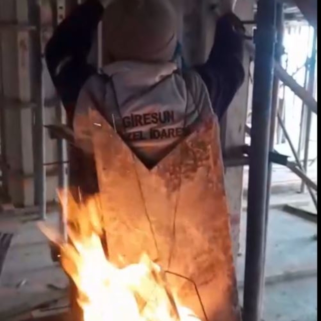 Dondurucu soğukta içerisinde ateş yanan tenekeyi sırtına alıp çalıştı