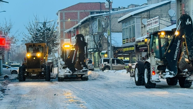 Patnos'ta kar yağışının ardından temizlik seferberliği