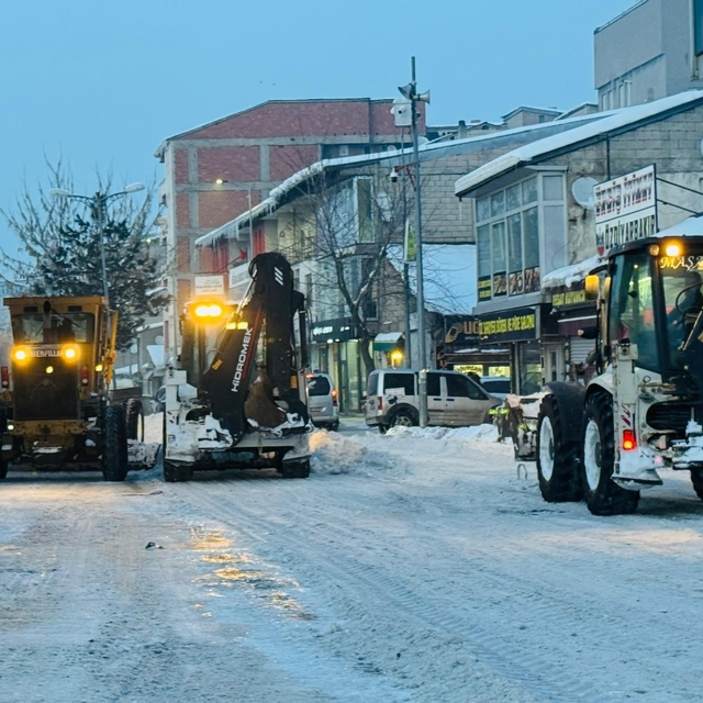Patnos'ta kar yağışının ardından temizlik seferberliği