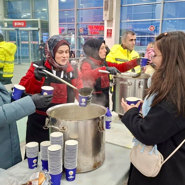 Sivas'ta yoğun kar hayatı felç etti: Yolculara sıcak çorba ikram edildi