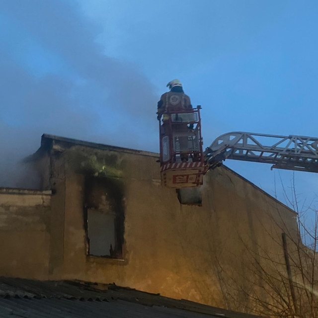 Mobilya atölyesinde çıkan yangında maddi hasar oluştu