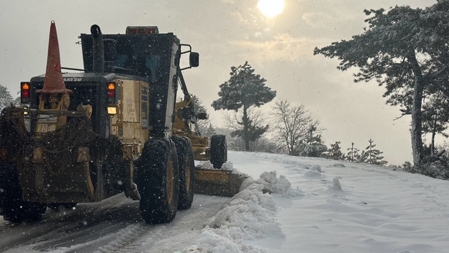 Uşak'ın yüksek kesimlerinde karla mücadele çalışmaları sürüyor