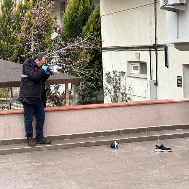 Uşak'ta çatıdan düşen adam hayatını kaybetti