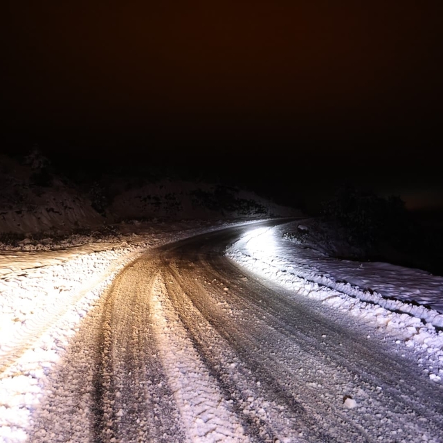 Uşak İl Özel İdaresi ekipleri kar sonrası kapanan yolları ulaşıma açtı