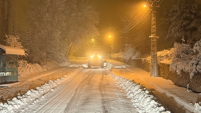 Tarsus'ta karla mücadele: Ekipler gece boyunca sahadaydı