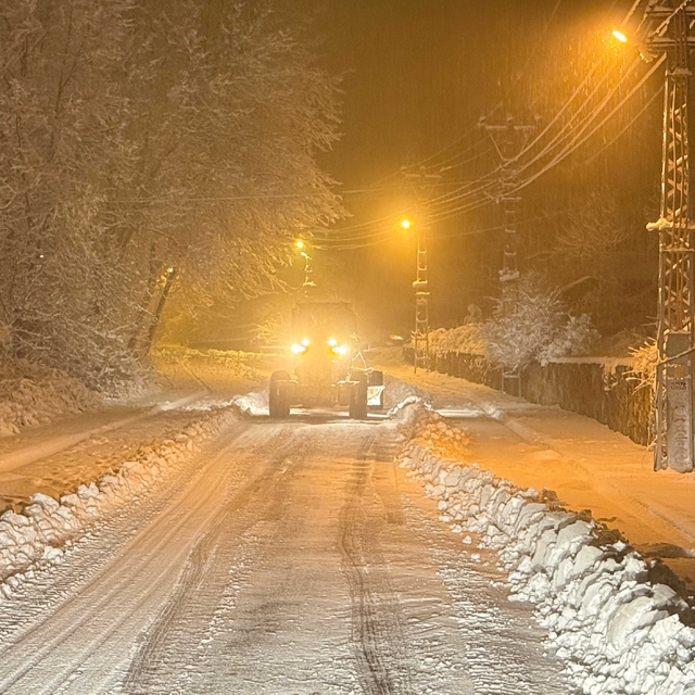 Tarsus'ta karla mücadele: Ekipler gece boyunca sahadaydı