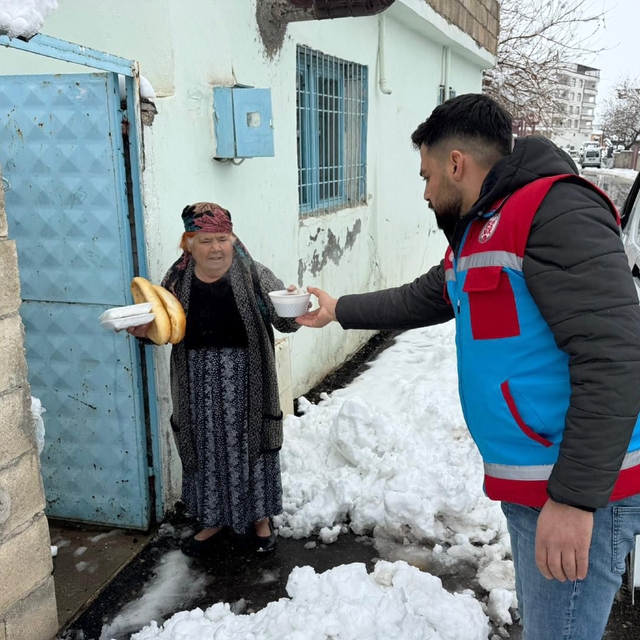 Araban'da yoğun kar yağışına rağmen 500 aileye sıcak yemek ulaştırıldı