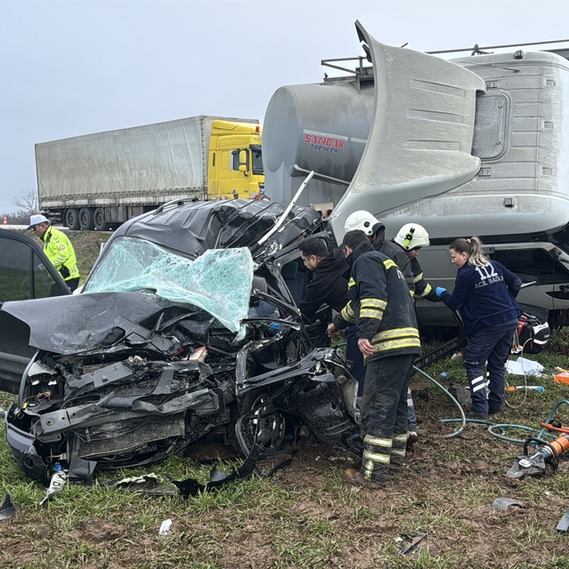 Edirne'de tır ile hafif ticari araç çarpıştı, 1 kişi öldü, 1 kişi yaralandı