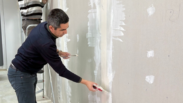 MYO müdürü okuldaki tadilat işlerini kendi elleriyle yapıyor