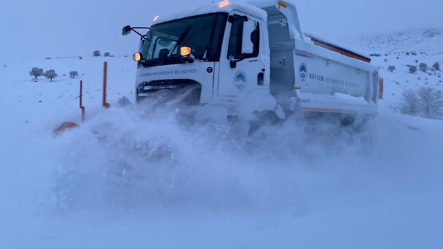 Kayseri Büyükşehir 10 ilçede 155 kırsal mahalle yolunu ulaşıma açtı
