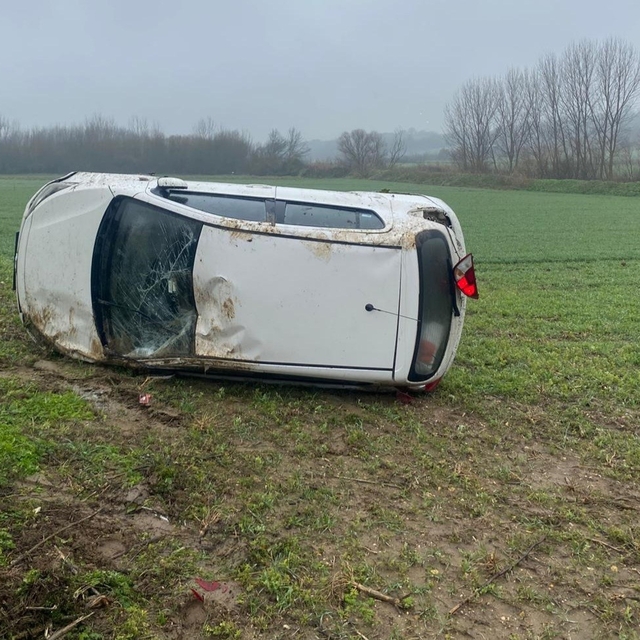 Yağışlı havada sürücüsünün kontrolünden çıkan otomobil tarlaya uçtu
