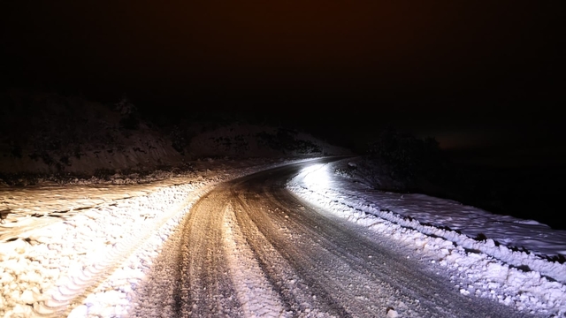 Uşak İl Özel İdaresi ekipleri kar sonrası kapanan yolları ulaşıma açtı