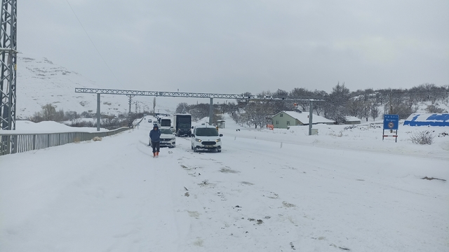 Kayseri-Malatya kara yolunda mahsur kalan yolcular, Gürün ilçesinden uğurlandı