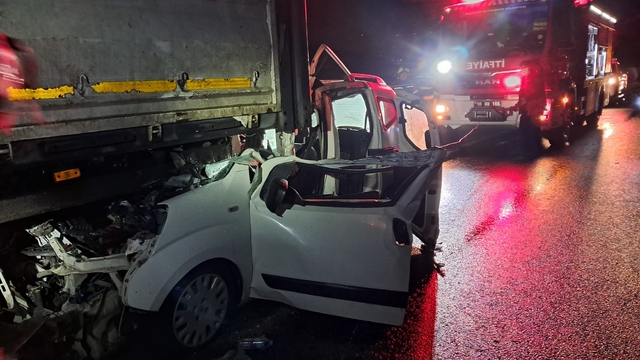 Balıkesir'de otomobil tıra arkadan çarptı; 1 yaralı