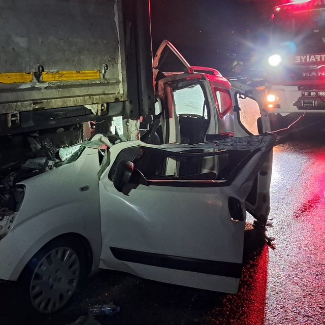 Balıkesir'de otomobil tıra arkadan çarptı; 1 yaralı