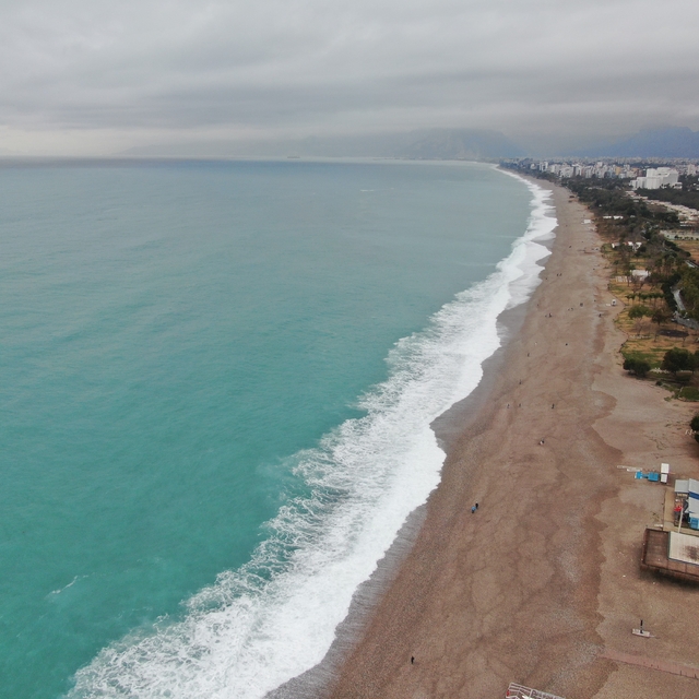 Dalgaların dövdüğü dünyaca ünlü sahil beyaza büründü, manzara tutkunları ce...