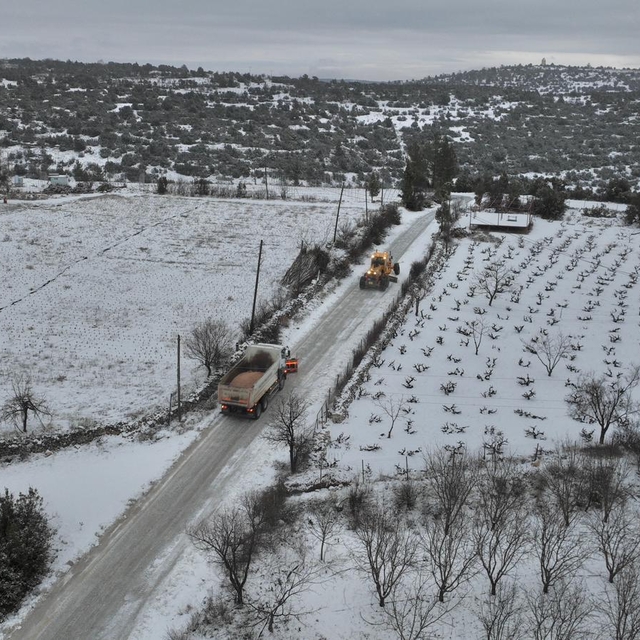 Mersin'de yüksek kesimlerde karla kaplanan yollar temizlendi