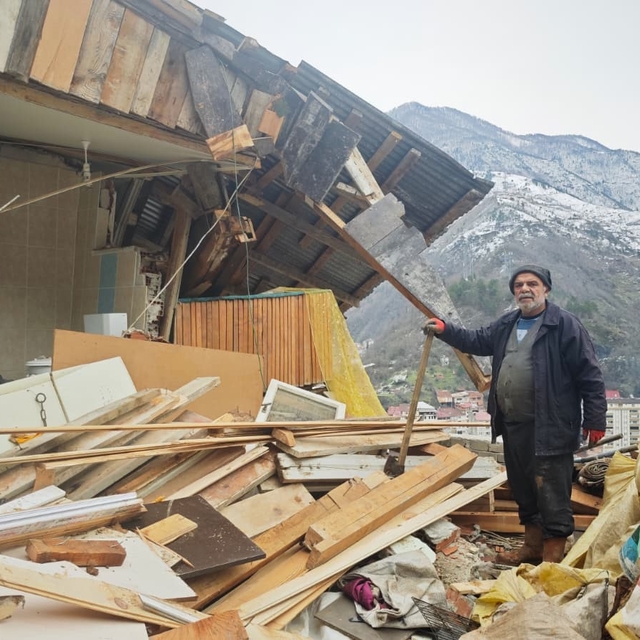 İneklerine ot vermek için geldiği ahırda heyelandan son anda kurtuldu