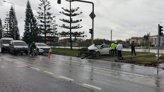 Manavgat'ta direğe çarpan otomobilin sürücüsü yaralandı