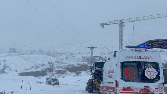 Batman'da kar yağışı nedeniyle hasta kepçe ile ambulansa ulaştırıldı