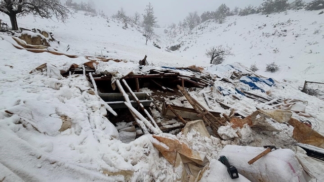 Karaman'da karın ağırlığına dayanamayan ahırın çatısı çöktü
