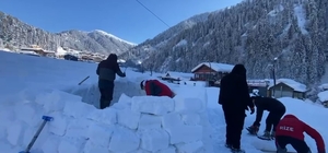 Ayder Yaylası'na yapılan 'iglolar' ilgi çekiyor