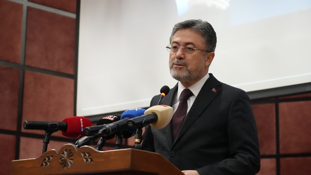 Tarım ve Orman Bakanı İbrahim Yumaklı'dan CHP'li belediyelere su eleştirisi:
"Laf kalabalığına getirerek vatandaşı mağdur etmenin hiçbir açıklanabilir veya hoş görülebilir tarafı yok"
"Vatandaşlarımızdan kendilerine verilen sözleri çok yakından takip etmelerini özellikle istirham ediyorum