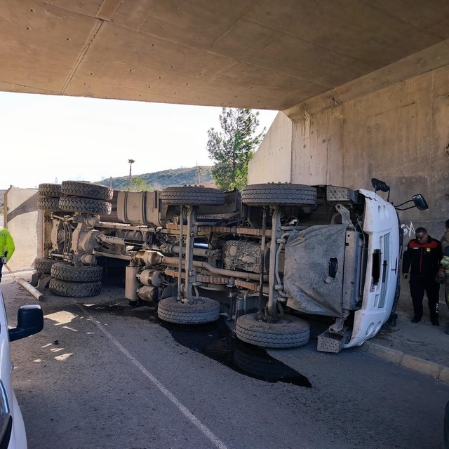 Arsuz'da hafriyat kamyonu devrildi