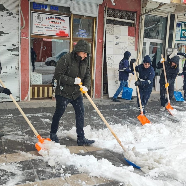 Çermik'te karla mücadale çalışması