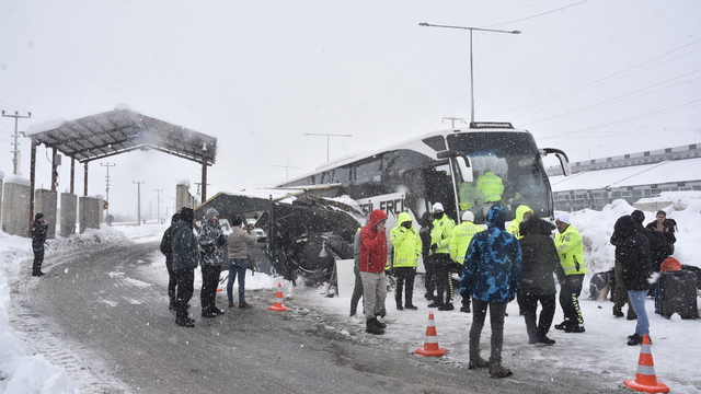 Yolcu otobüsü kontrol noktasındaki kulübeye çarptı; 4 polis hafif yaralı