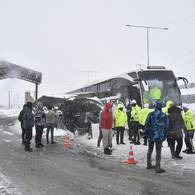 Yolcu otobüsü kontrol noktasındaki kulübeye çarptı; 4 polis hafif yaralı