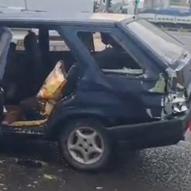 Manisa'da otomobil otobüs ile çarpıştı: 2 yaralı