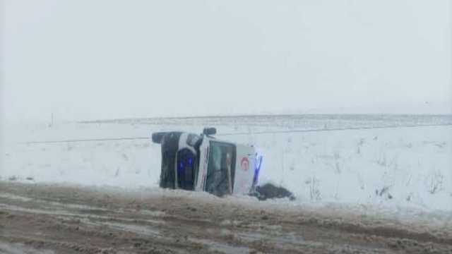 Diyarbakır'da ambulans devrildi: 3 yaralı