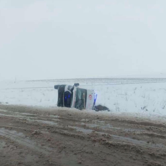 Diyarbakır'da ambulans devrildi: 3 yaralı
