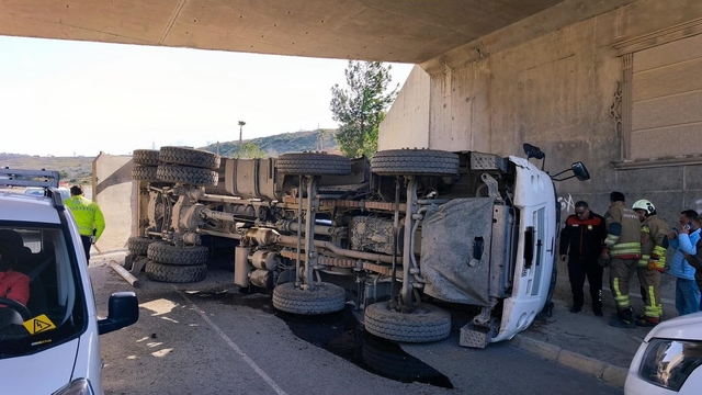 Arsuz'da hafriyat kamyonu devrildi