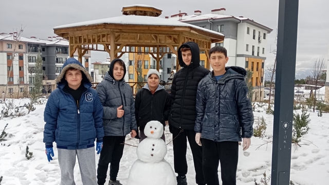 Kar yağışı sürücülere zor anlar yaşatırken çocukları mutlu etti