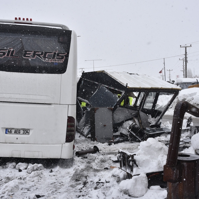Yolcu otobüsü polis noktasına çarptı: 4 polis yaralandı