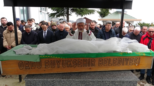Hemşire adayı Mina, gelinliği ile son yolculuğuna uğurlandı
Ordu'da trafik kazasında hayatını kaybeden ve kısa süre sonra evlenecek olan Mina Aydın, son yolculuğuna uğurlandı